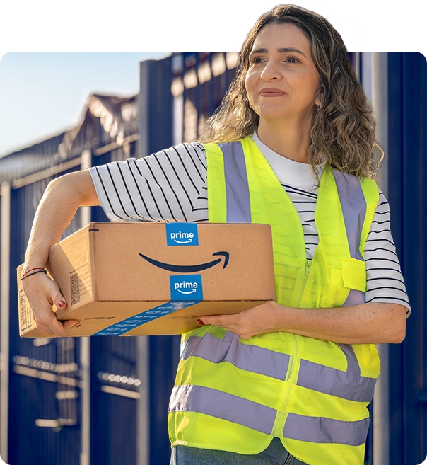 Entregadora Amazon segurando uma encomenda Prime